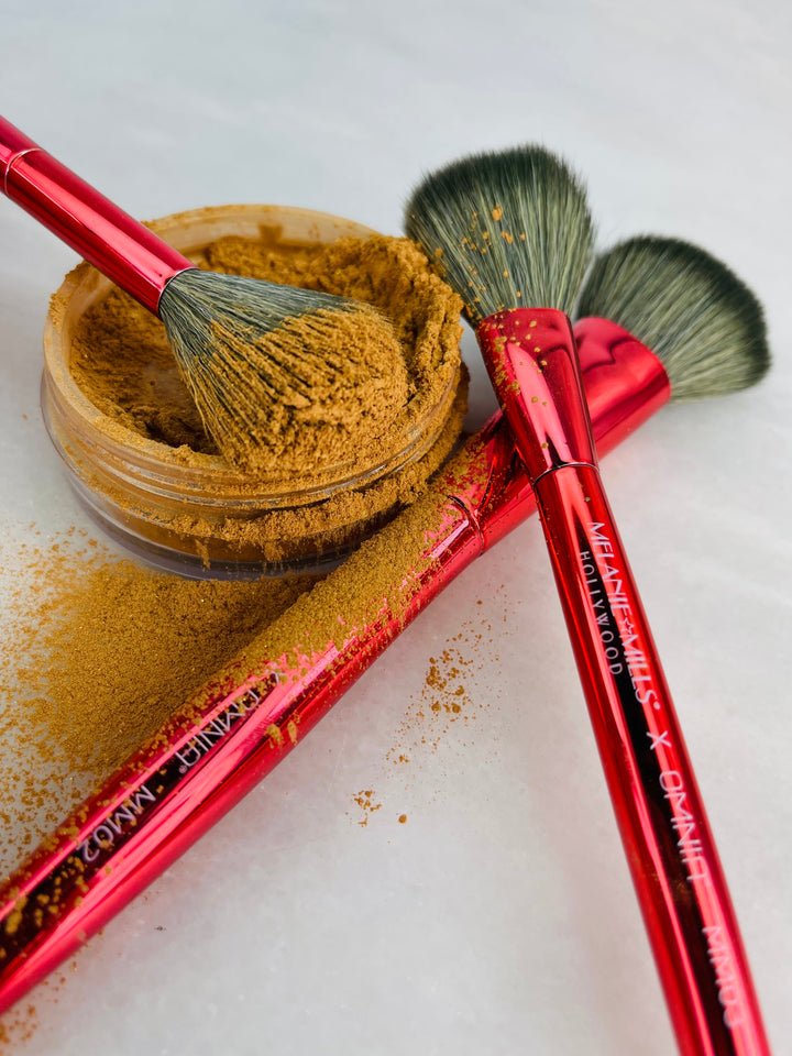 BRONZE GOLD Gleam Radiant Dust with the MM02 brush dipped into it