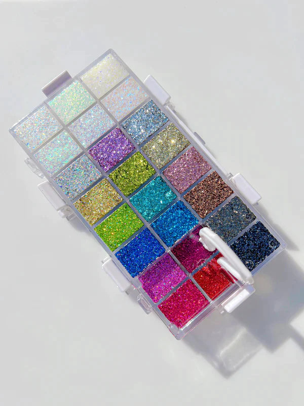 SpaceCase Pro-Palette Classic closed showing all of the colors and the handle at the back of the palette