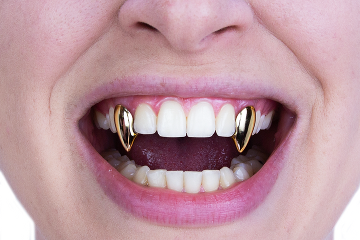 Scarecrow Deluxe Small Glam Gold Metallic Fangs
